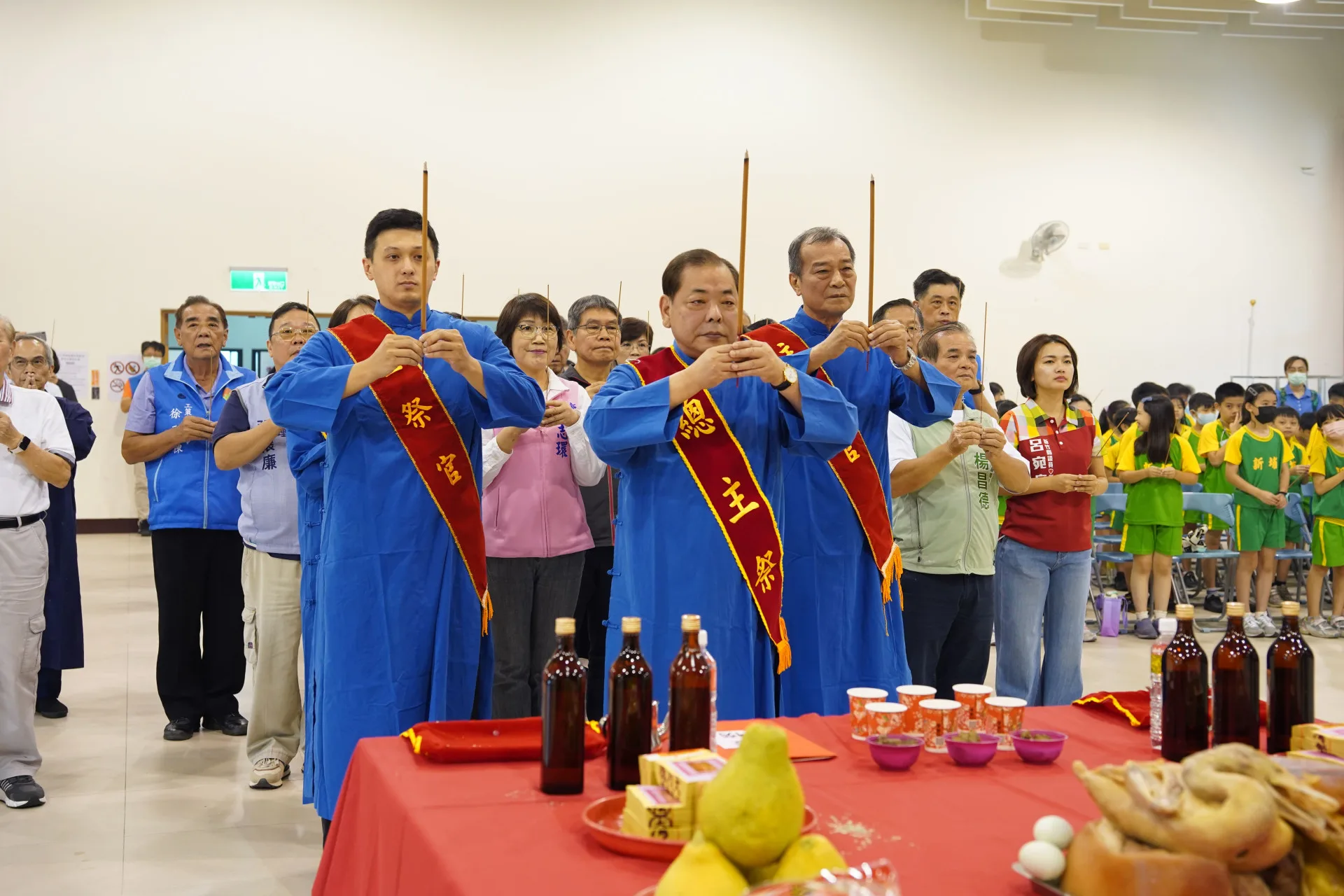 新竹縣副縣長陳見賢（中）等擔任主祭官。新竹縣政府提供