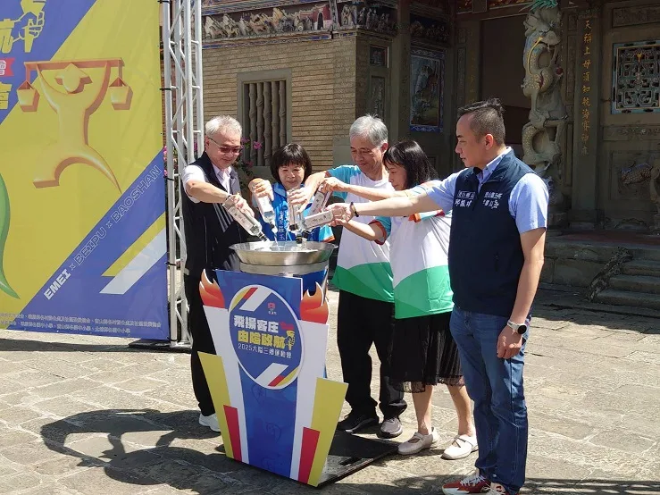 啟動儀式由峨眉鄉的特產苦茶油作為引燃聖火台的油料,盼藉由這場活動能照亮並傳遞客家精神。客委會提供