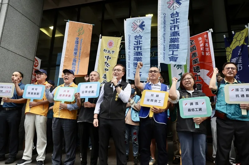 勞動部26日舉行最低工資審議會。全國產業總工會、台北市產業總工會、全國金融業工會聯合總會在場外舉行記者會，喊話應比照軍公教平均薪資變化，調幅至少3%。中央社