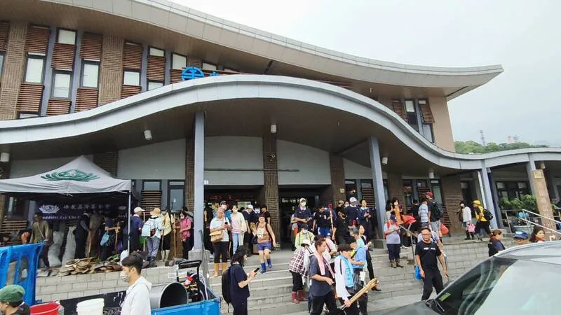 花蓮光復鄉因馬太鞍溪堰塞湖溢流災情嚴重，民間單位發起前進災區志工召募。台鐵26日起開放花蓮至光復站區間自強號站票。中央社