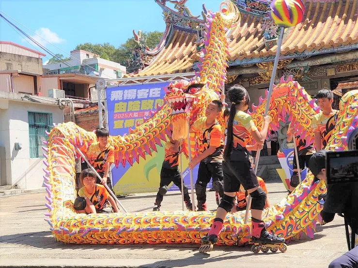 富興國小舞龍為啟動儀式開場表演。客委會提供
