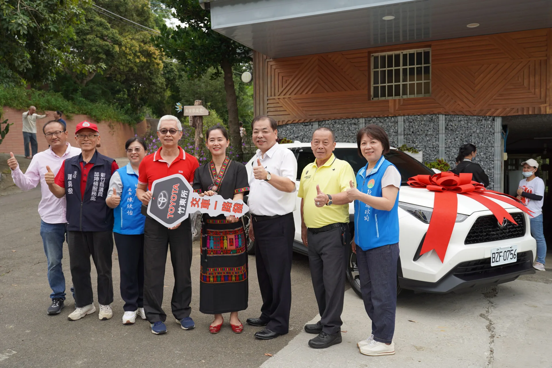 TOYOTA捐贈交通車一部,協助接送長輩。新竹縣政府提供