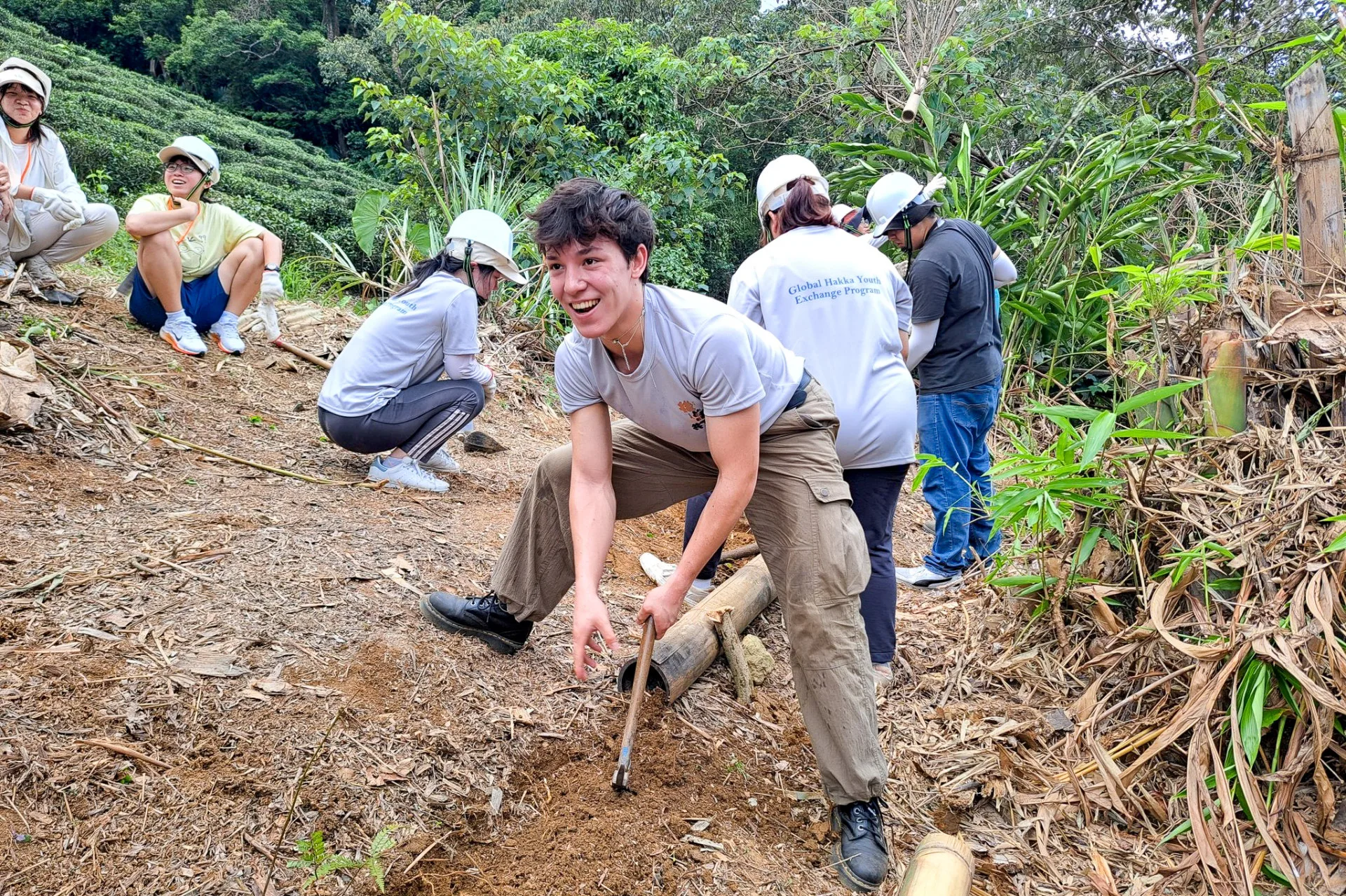 西班牙黃同學講，這擺盤過半隻地球轉臺灣參加營隊，𢯭手𠊎尋轉了自我認同，乜交著當多朋友。蕭宥提供
