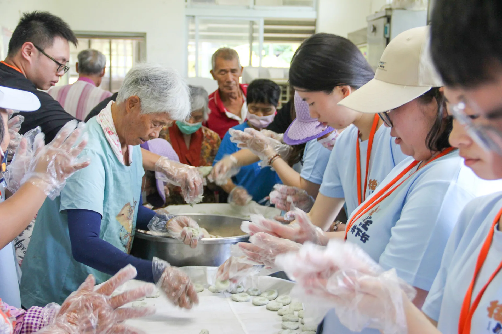 「海內外客家後生交流營」課程包括社區關懷、長輩照護。蕭宥提供