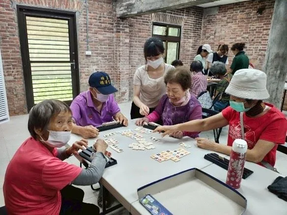 失智社區服務據點提供預防、延緩退化等多樣化課程。新竹縣政府提供