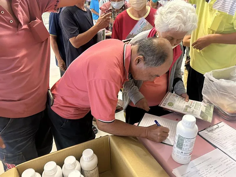 企業協助丹娜絲颱風受災農戶 免費提供植保資材助復耕。佳和農化提供