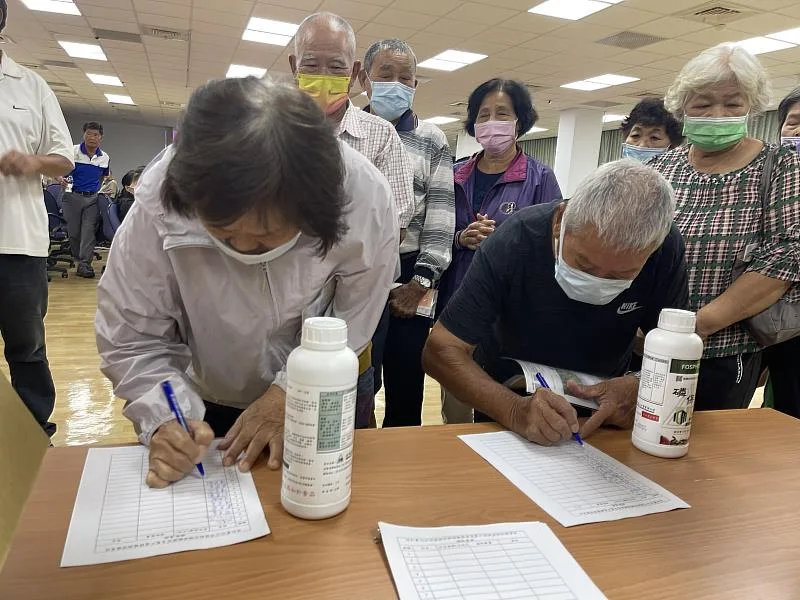 企業協助丹娜絲颱風受災農戶 免費提供植保資材助復耕。佳和農化提供