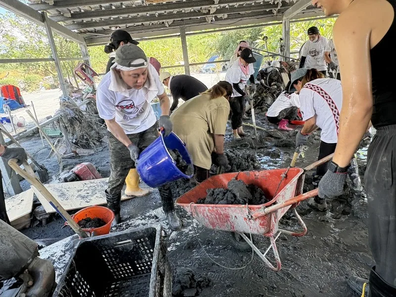 花蓮馬太鞍溪堰塞湖溢流重創光復鄉,「鏟子超人」成了當地最美風景;其中更有0403地震受災戶號召志工團到災區幫忙。圖為佛祖街附近的農機具行,眾人協助將淤泥運出。宋育騰提供