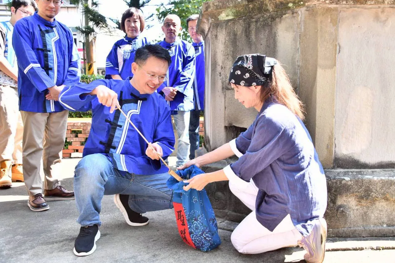 桃園市長蘇俊賓體驗古禮取聖蹟。桃園市政府提供
