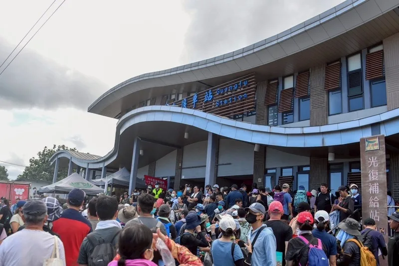 花蓮馬太鞍溪堰塞湖溢流重創光復鄉,陸續有民眾自發到災區擔任志工,投入災後清理與重建,從光復車站到市區,深入各街道,志工人潮綿延不斷,展現強大凝聚力。行政院提供