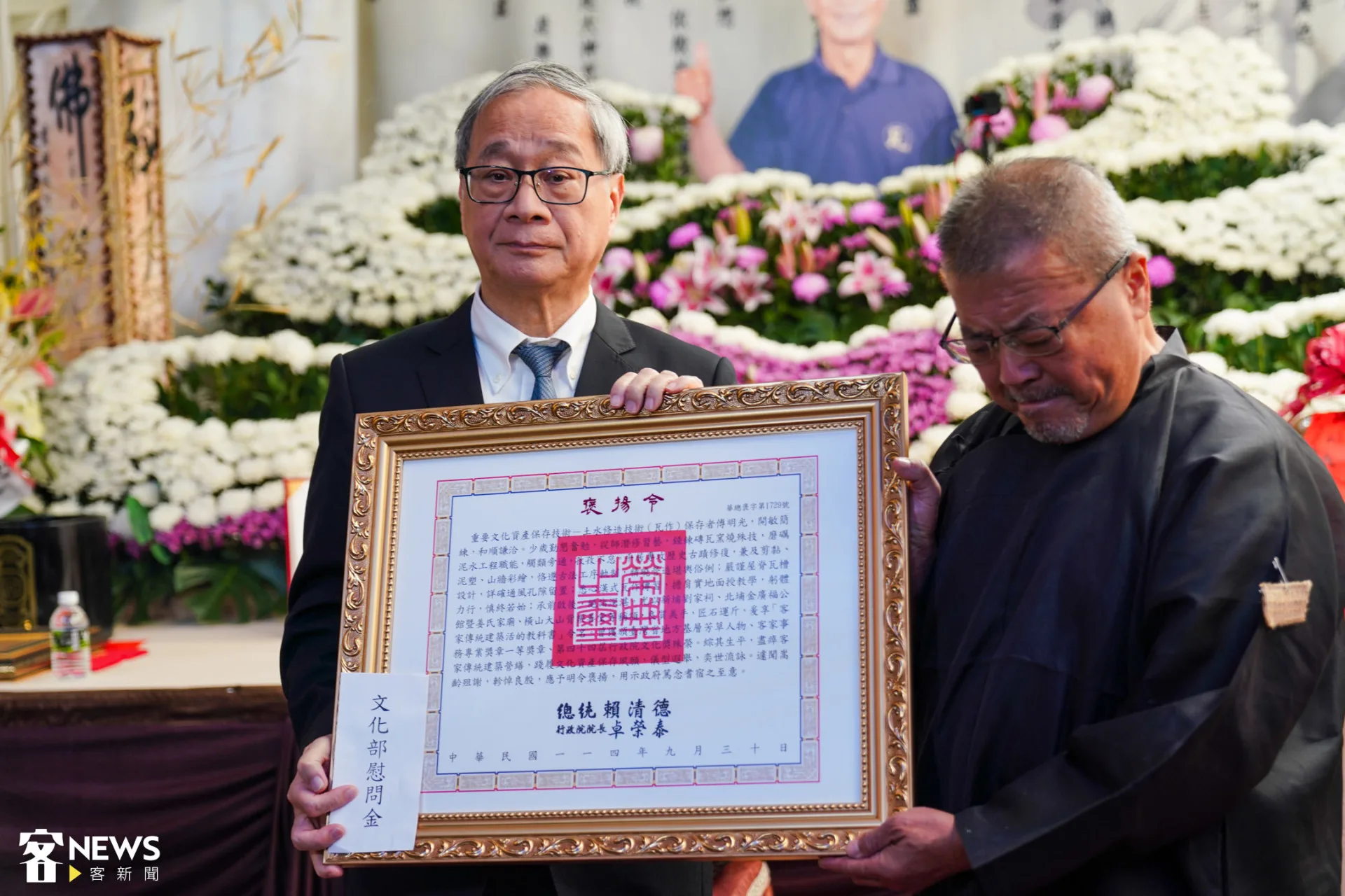 文化部長李遠代替總統賴清德頒發褒揚令，由傅明光兒子傅宏智代表受贈。朱愷元攝