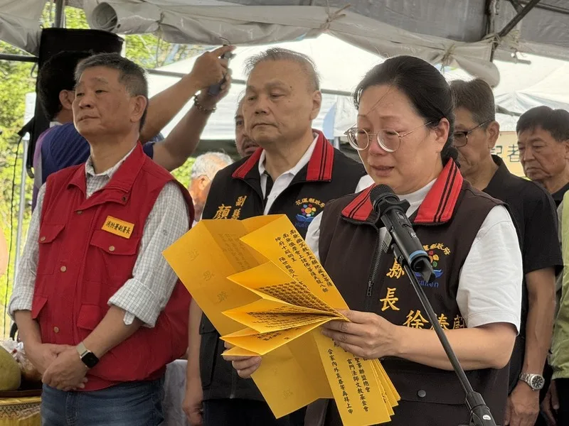 花蓮馬太鞍溪堰塞湖溢流造成18死6失聯，30日宗教團體辦頭七法會，縣長徐榛蔚（前右）帶領家屬進行儀式。中央社