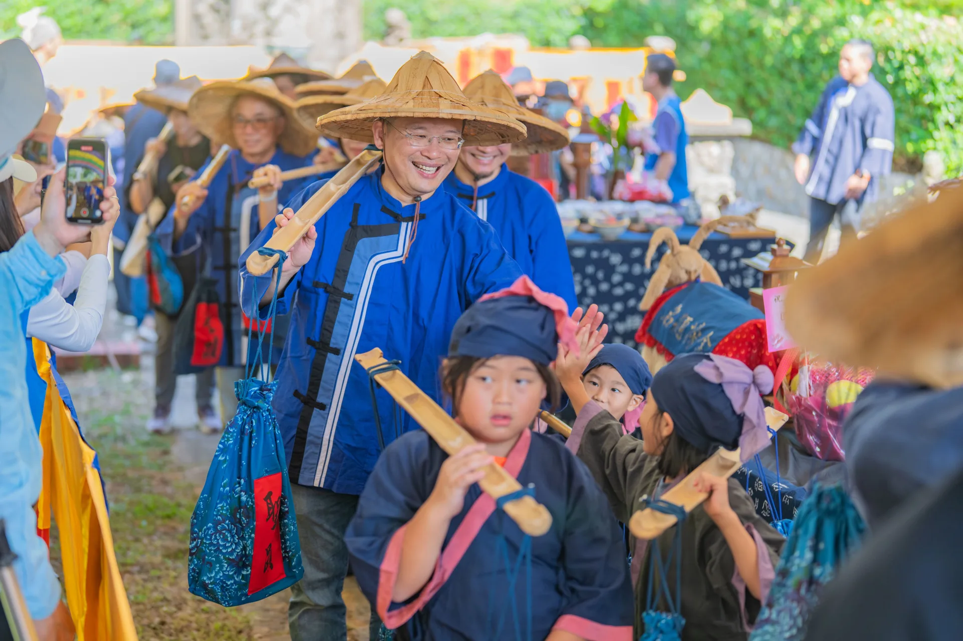 桃園市長蘇俊賓體驗古禮挑聖蹟。桃園市政府提供