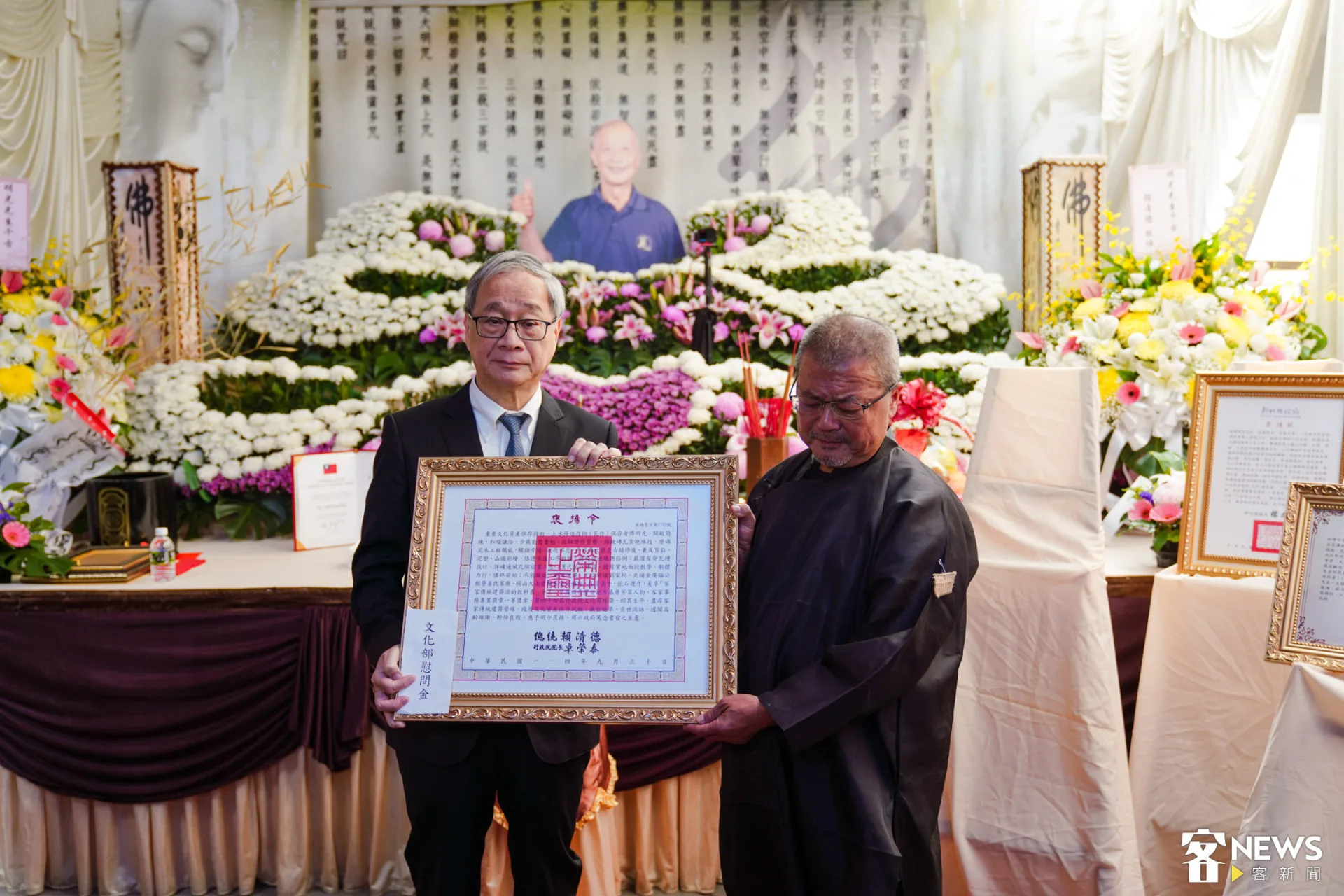 文化部長李遠代替總統賴清德頒發褒揚令,由傅明光兒子傅宏智代表受贈。朱愷元攝