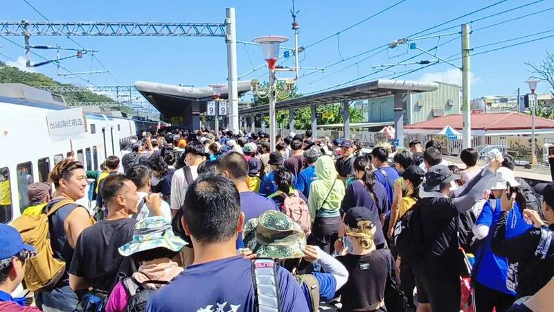 台鐵估算928連假進花蓮光復人潮達6萬多人。圖為光復車站人潮。民眾提供