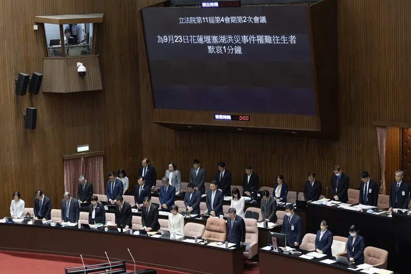 立法院30日下午召開院會，會前所有內閣官員及出席立委等在議場內起身低頭，共同為花蓮堰塞湖溢流事件罹難者默哀。中央社