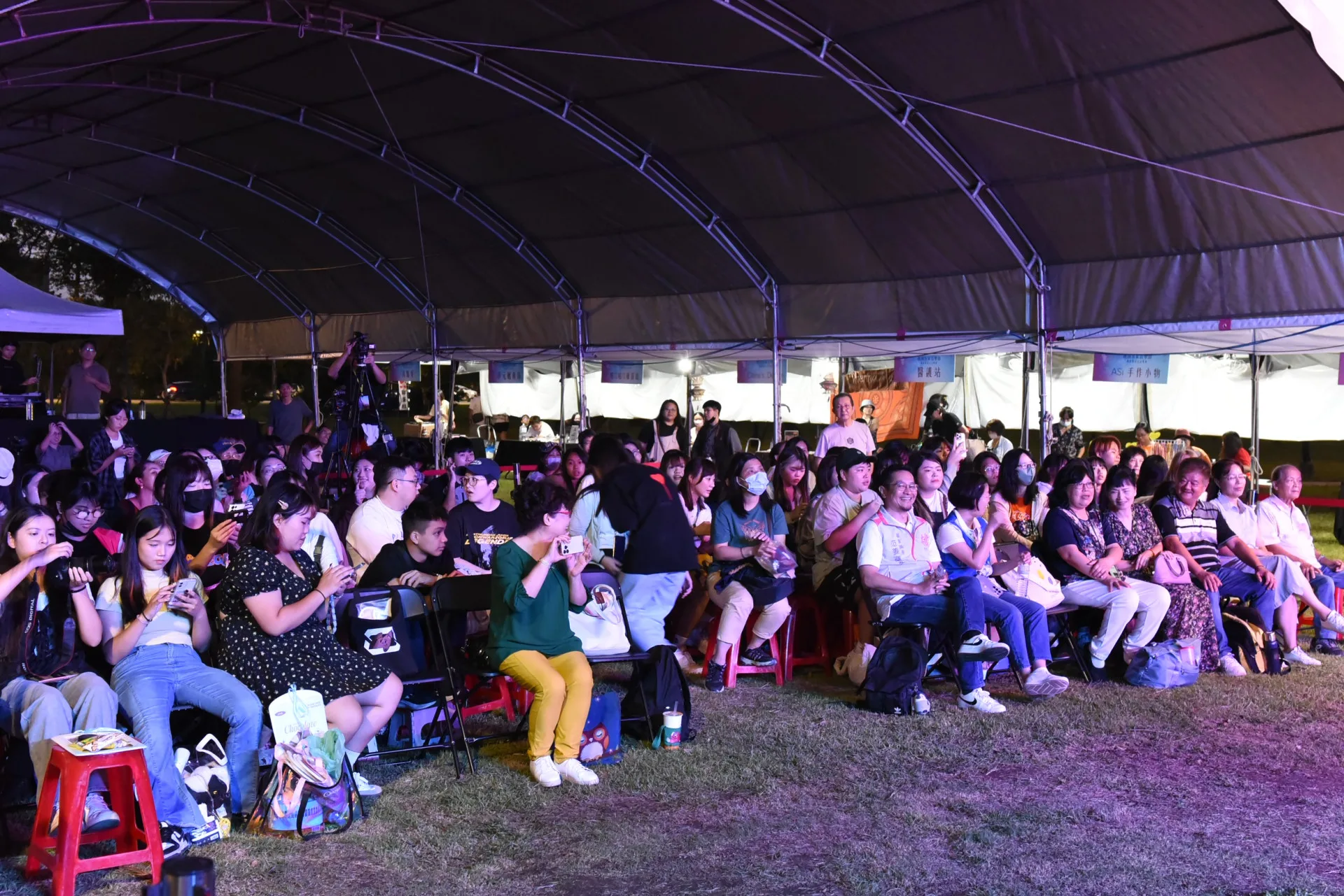 台下觀眾熱情觀看賽事。桃園客家局提供