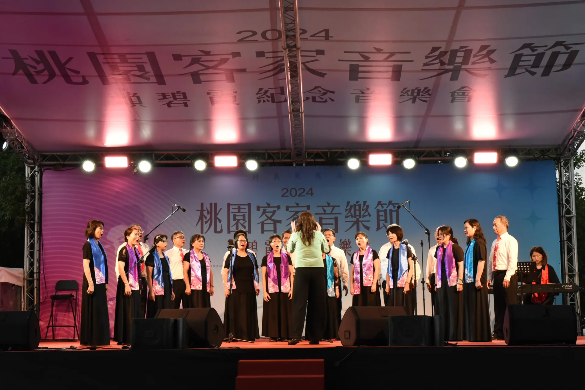 2025桃園客家音樂節賽事，分為客家流行歌曲「潮樂派」、傳統客家歌曲「傳聲派」以及社區社團歌謠班隊「團體傳唱派」三大類，共計868名參賽者。桃園客家局提供