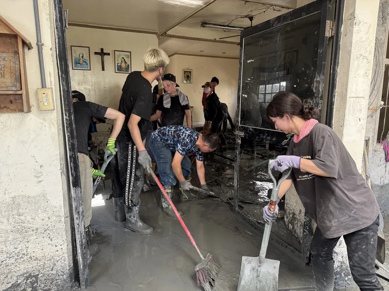 各地「鏟子超人」前進花蓮光復地區協助災民清理家園,台鐵統計,教師節連假累積超過6萬人從光復站下車。中央社