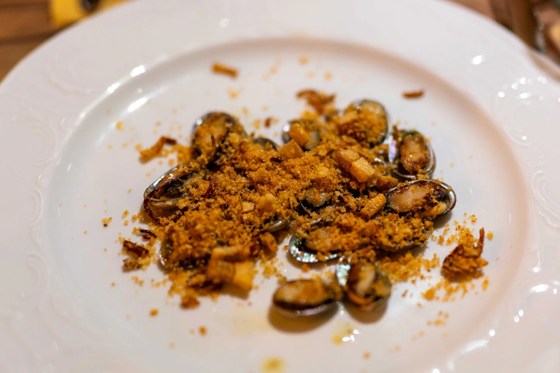 盛夏光景。晟眼。小九孔。豬油粕。麵包粉 （Occhio di Bue alla Piastra con Mollica di Hakka）。李台源攝