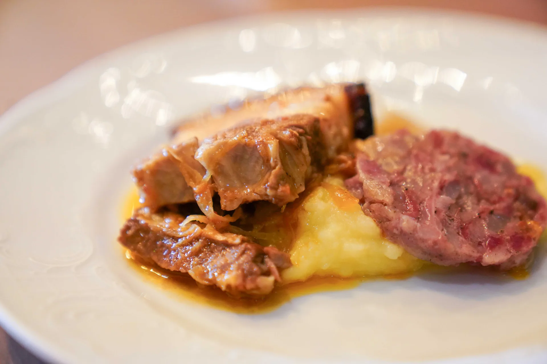 暮春入山林。封肉。德式酸菜。豬皮香腸與薯泥 （Pancetta di Maiale Brasata con U’Strattu e Crauti, Cotechino e Purea di Patate）。李台源攝