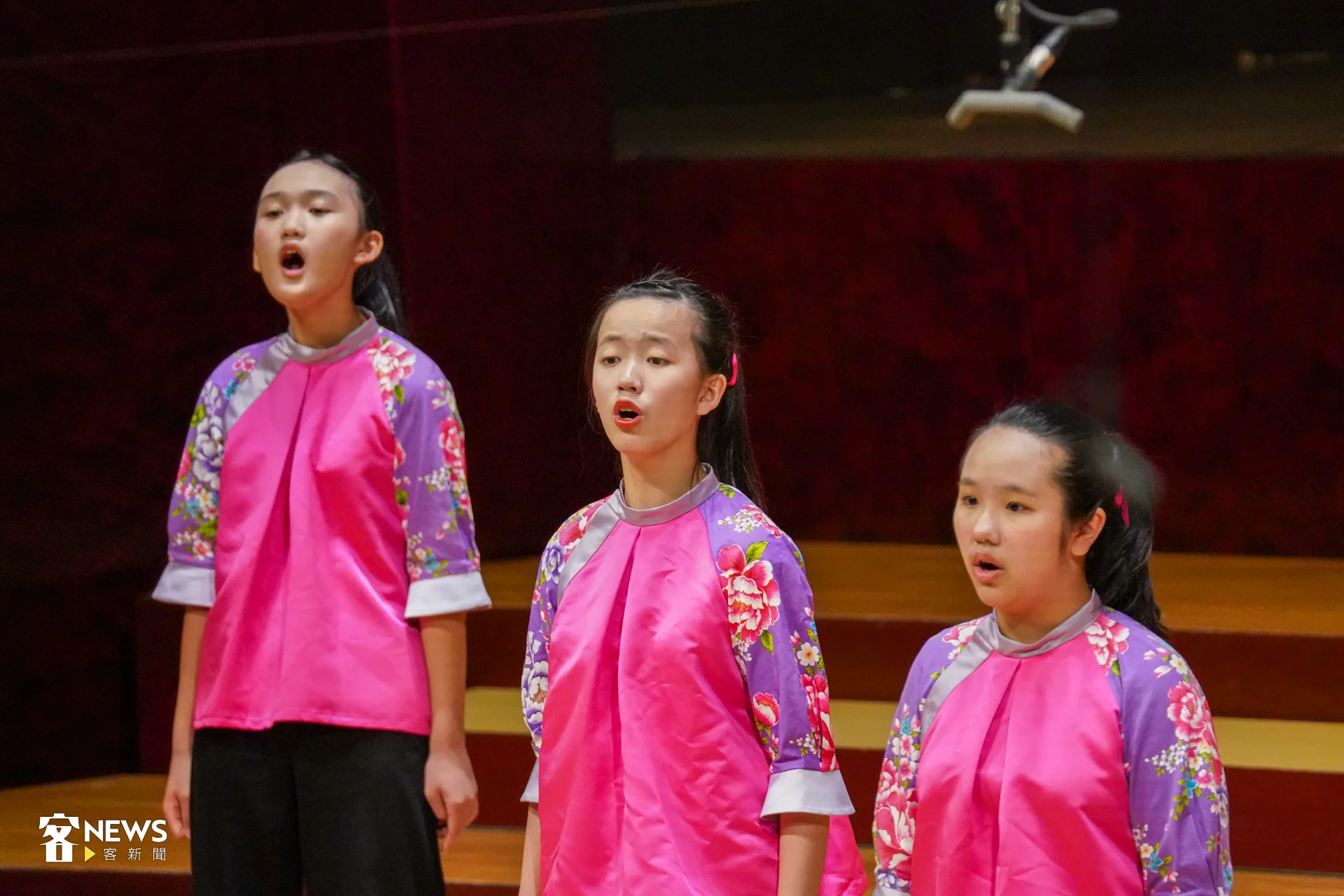 團員神色專注投入；演唱時伴隨輕微律動，嚴謹中又流露孩童的自在純真。洪藝晅攝