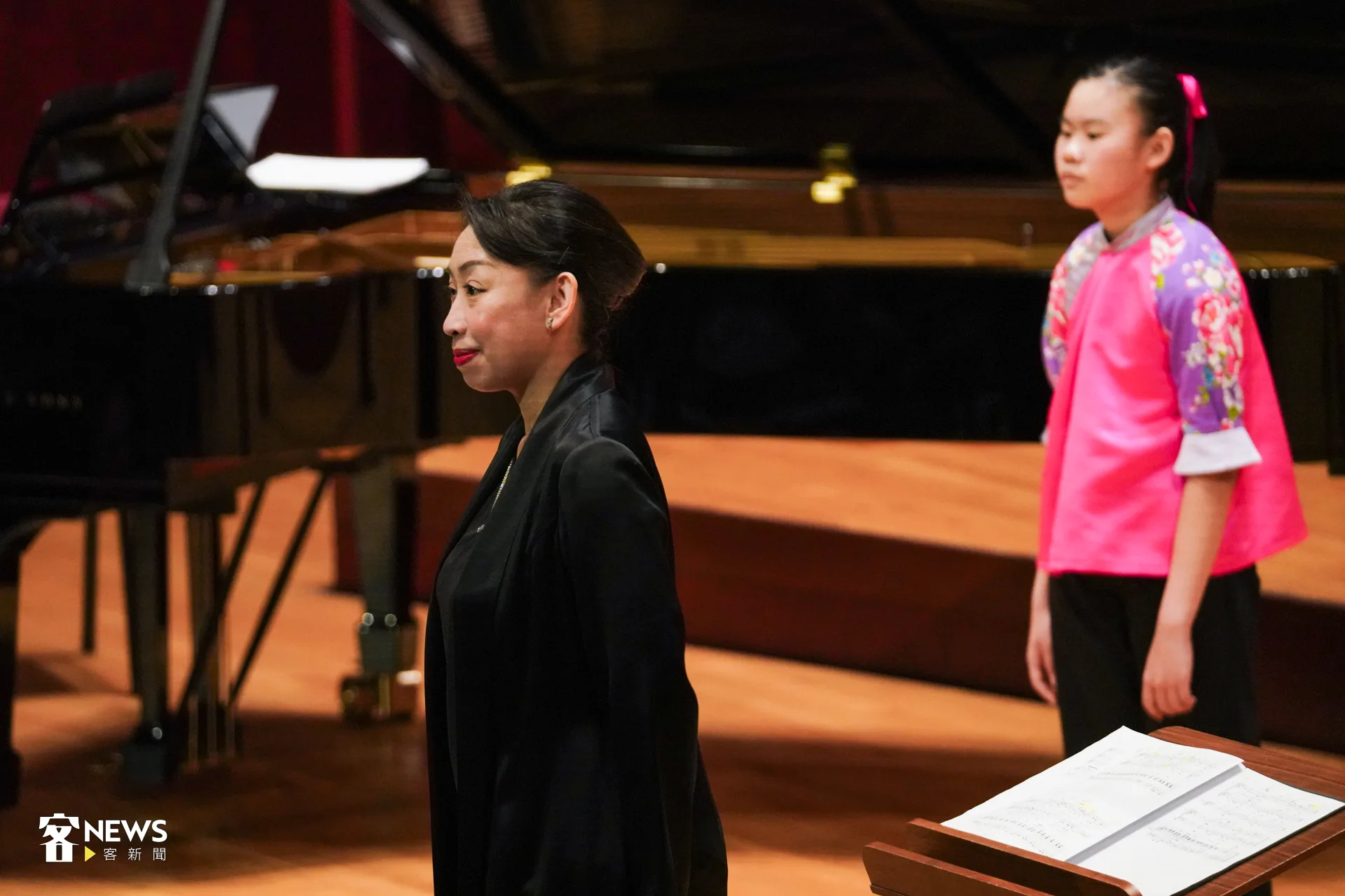 團長暨指揮彭孟賢在台上致謝作詞、編曲者，也特別感謝客家委員會、客傳會一路支持。洪藝晅攝