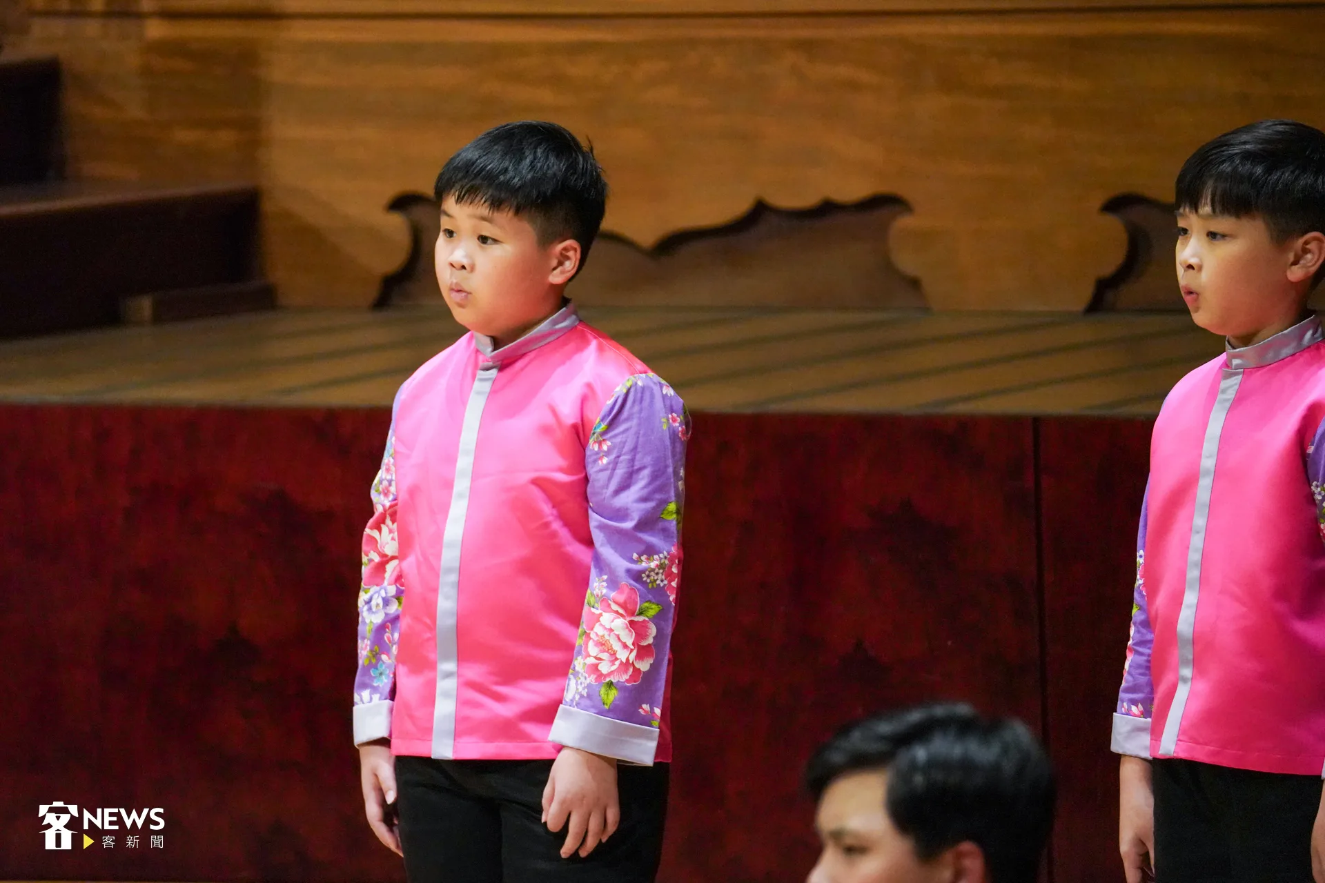 團員神色專注投入；演唱時伴隨輕微律動，嚴謹中又流露孩童的自在純真。洪藝晅攝