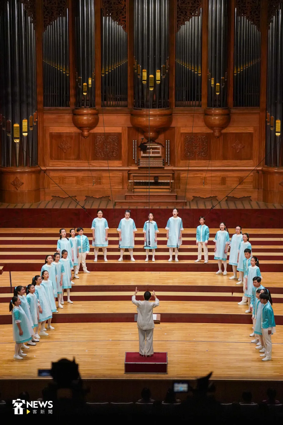 〈雅各的兒子〉一曲，團員排成ㄇ字隊形，由低音逐步推高至拔尖高音，再回歸低沉，聲線層次變化令觀眾席發出驚嘆。洪藝晅攝