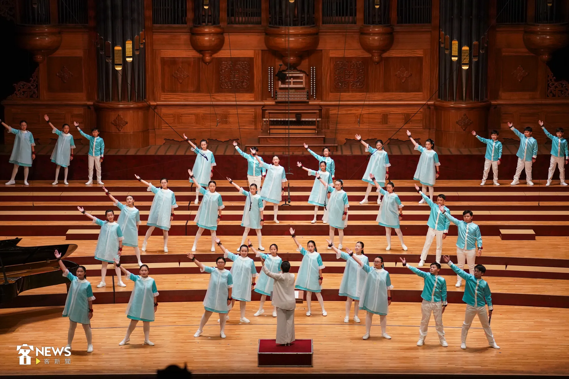 下半場，團員換上天藍與白色的服裝，轉以西方宗教音樂為主軸，演唱語言跨及英文、華語、拉丁文、芬蘭語、日文，細膩童聲唱出不同文化語境下的生命力。洪藝晅攝