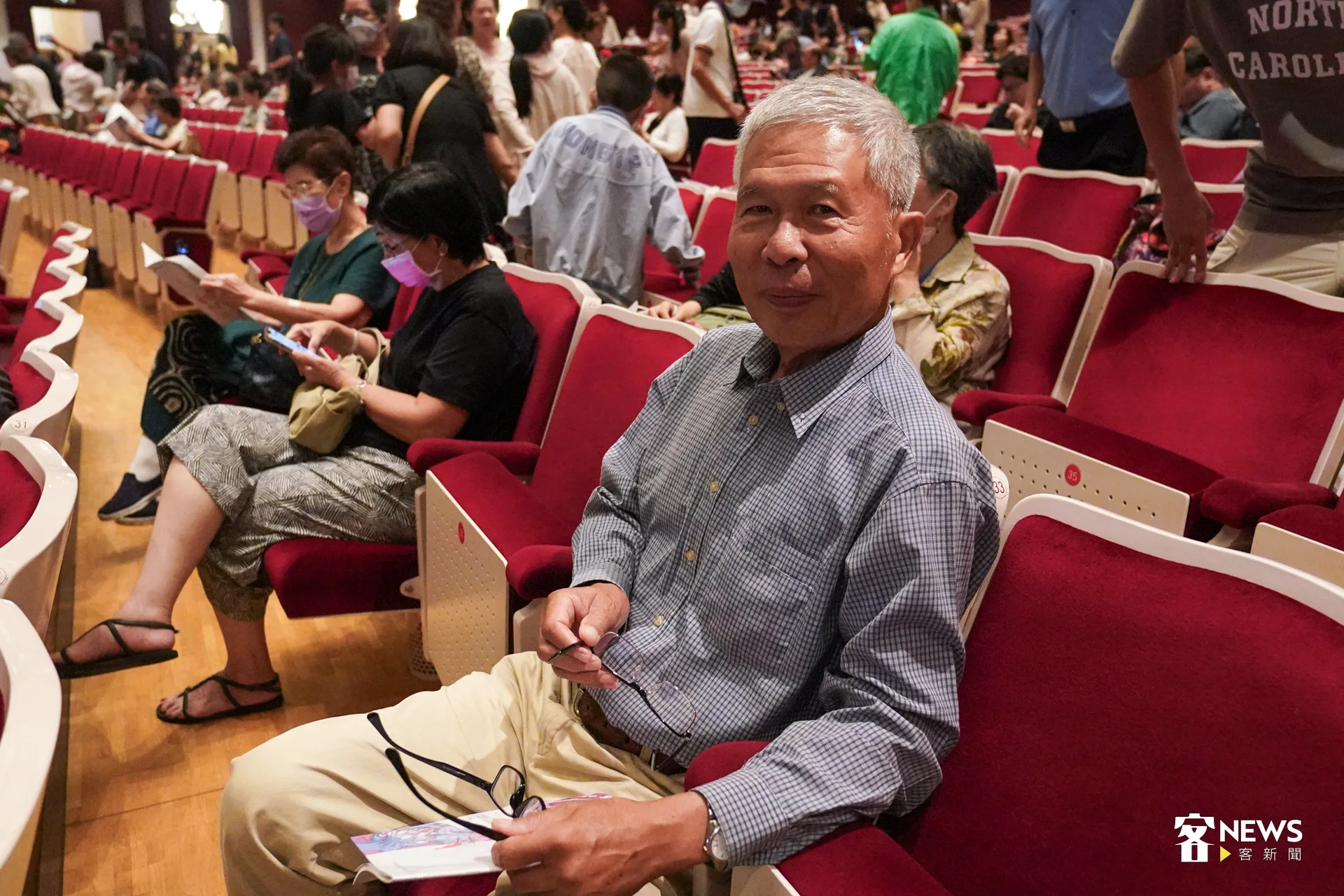 自小在東勢長大的林鼎駒，曾擔任舞台後場工作，十分懷念舞台歲月而前來聆聽國客兒演出。李宥妍攝