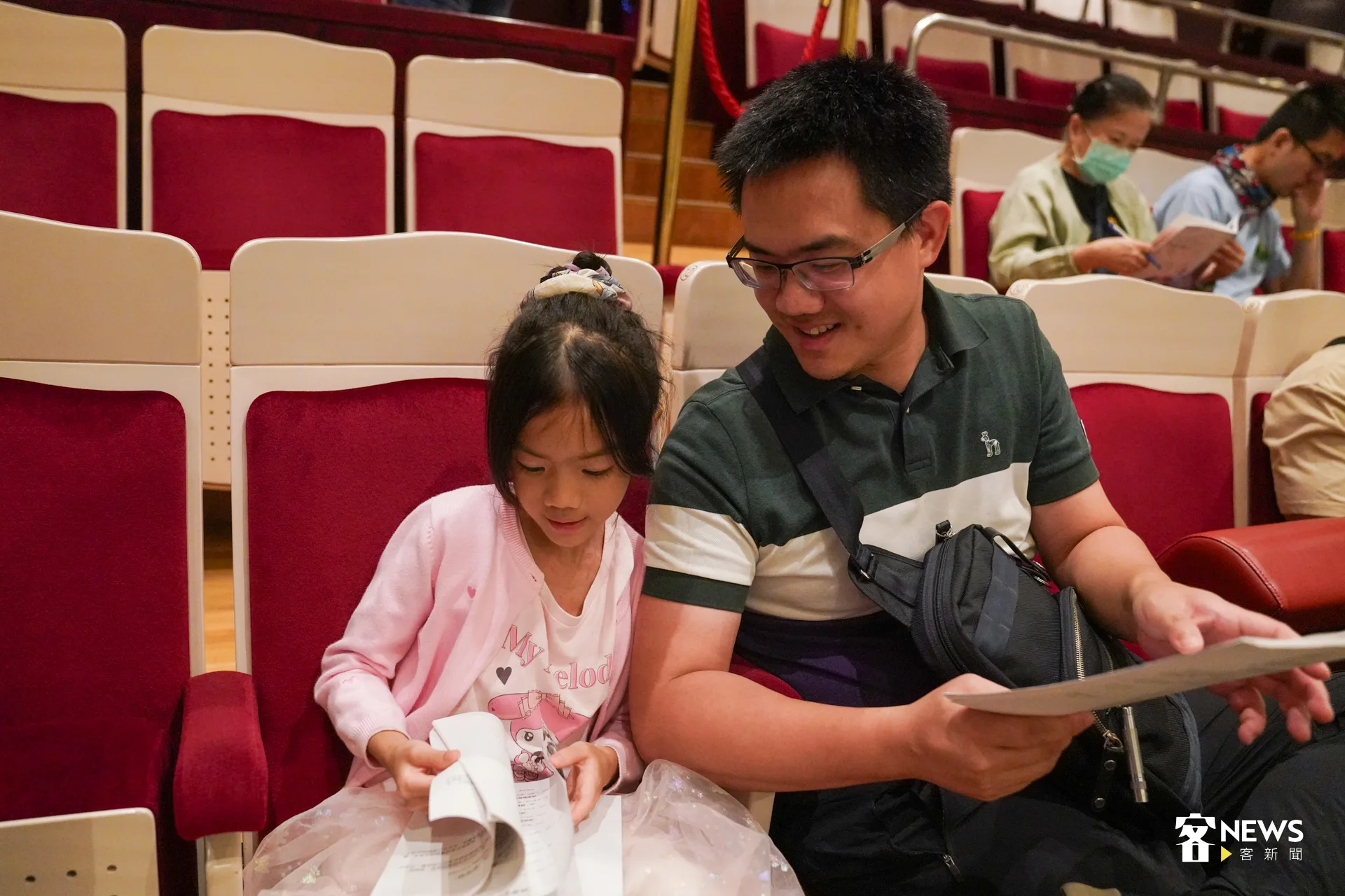 來自桃園的許先生，欣賞客語的含蓄，尤其是〈序·挑擔歌〉所傳達出大自然、山林溪河的美令人驚艷。洪藝晅攝