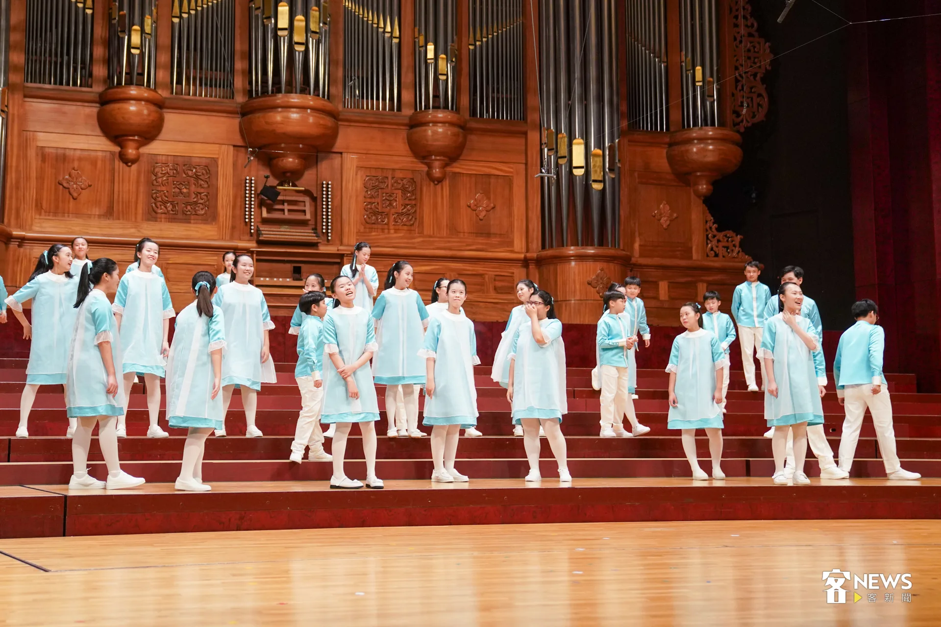 演出雖然結束，但國客兒的歌聲沒有停下來，他們聚在一起，意猶未盡地唱著熟悉的旋律。洪藝晅攝