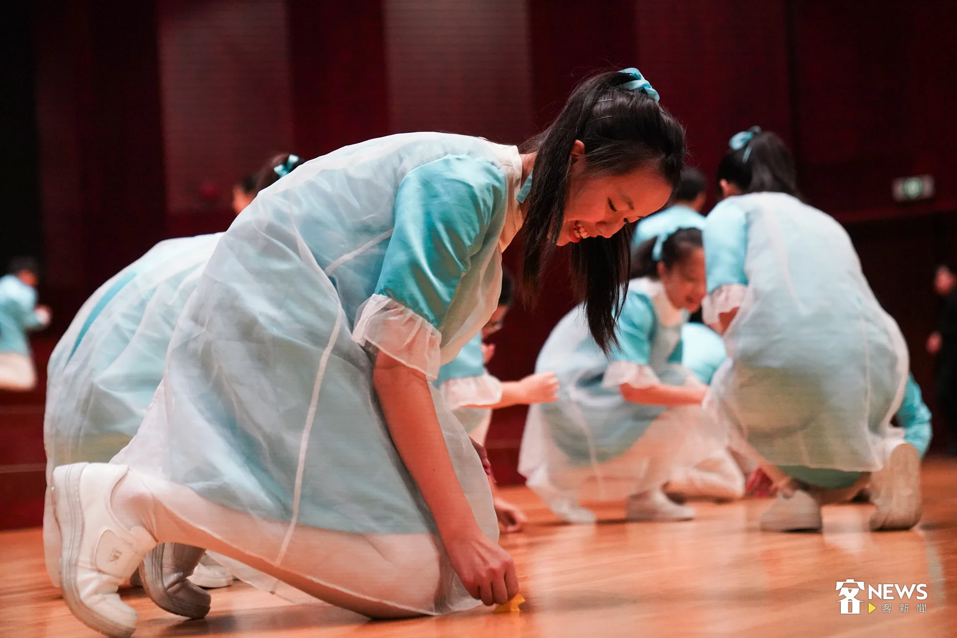 國客兒就連場復撕膠帶，歌聲沒有停下來，意猶未盡地唱著熟悉的旋律。洪藝晅攝