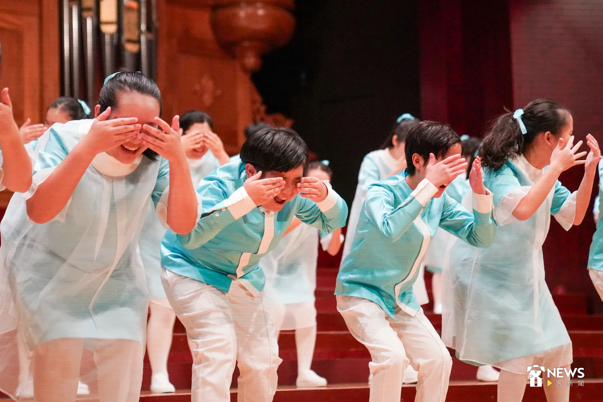 演出雖然結束，但國客兒的歌聲沒有停下來，他們聚在一起，意猶未盡地唱著熟悉的旋律。洪藝晅攝