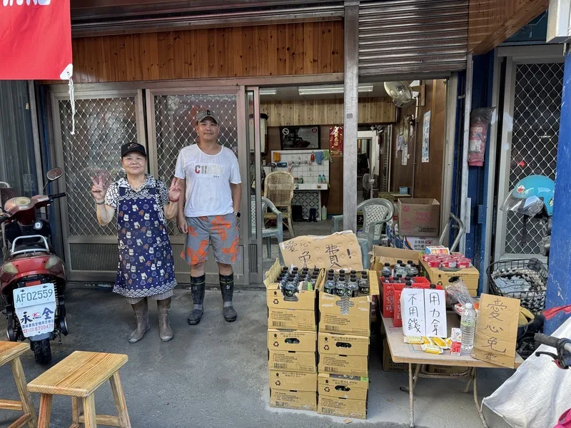 各地「鏟子超人」前進花蓮光復地區協助災民清理家園,有受災戶完成清理後,在家門前擺放免費物資提供志工們領取。中央社