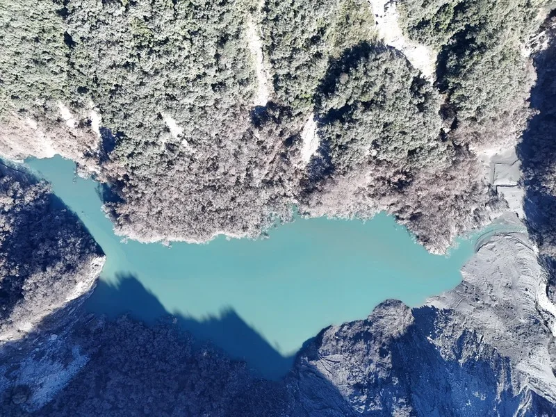 花蓮馬太鞍溪堰塞湖溢流中央災害應變中心前進協調所30日表示，堰塞湖水位持續下降，趨於穩定。農業部林保署提供