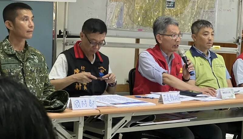 花蓮馬太鞍溪堰塞湖溢流中央災害應變中心前進協調所總協調官賴建信(右2)30日表示,光復鄉10月1日開始施打流感疫苗,除當地鄉民外,志工也納入。中央社