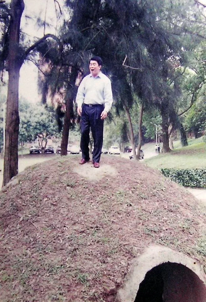 吳振偉站在174號庭院裡的防空洞上笑說，母親當年在防空洞內養雞。他甚至爬上防空洞的土堆，驚呼「四十年了，竟然還在！」實在太驚喜了。陳權欣攝