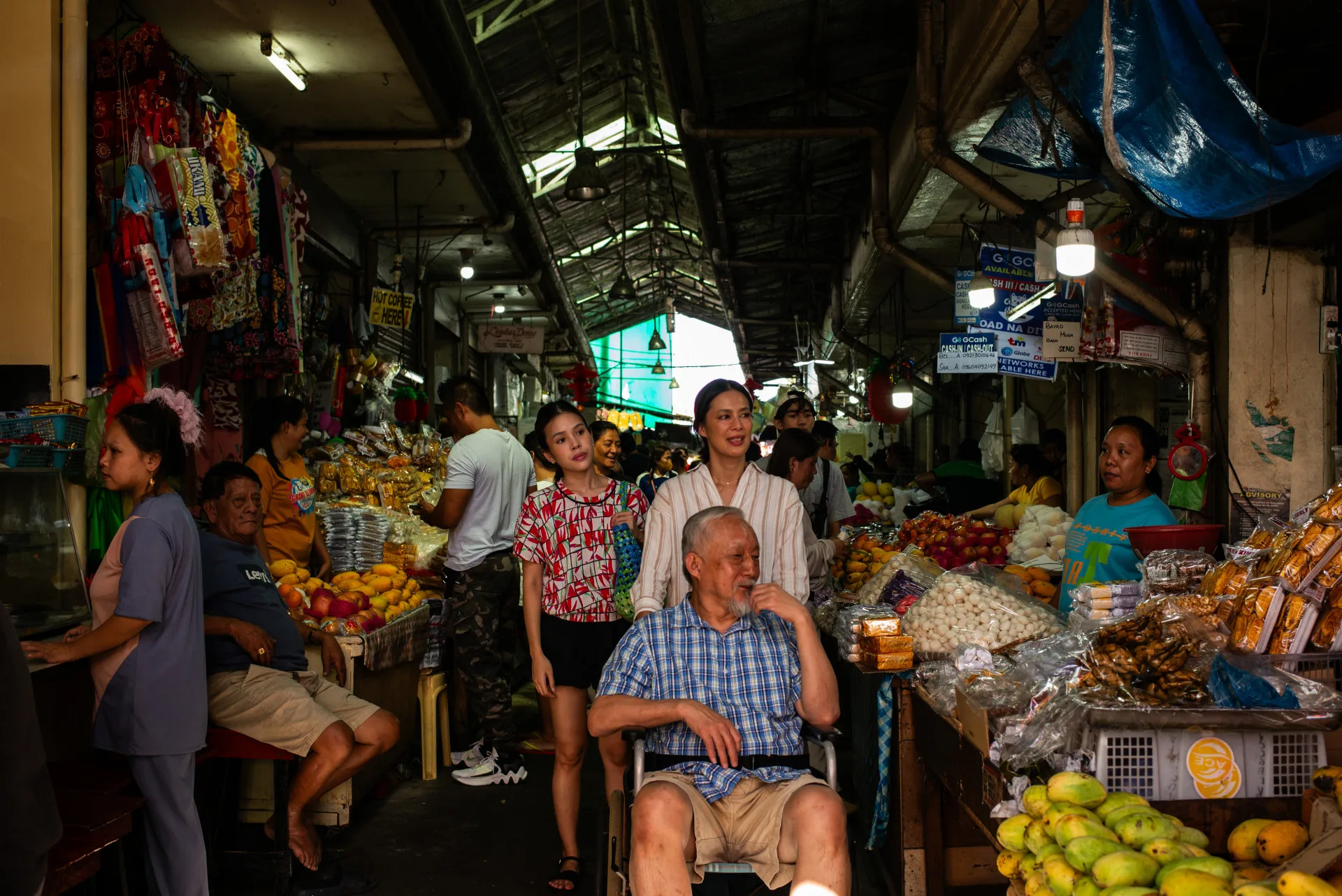 《丟包阿公到我家》女主角安琪・艾奎諾（中）、男配角張曉雄。艾奎諾是聞天祥口中今年金馬獎最佳女主角獎入圍名單最大遺珠。