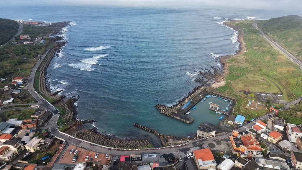東北角及宜蘭海岸國家風景區管理處以「重新開啟與當地社區的對話，共創卯澳灣」為題的永續故事，榮獲2025全球綠色目的地年會「全球百大目的地故事獎」。圖為新北貢寮卯澳灣空拍景色。東北角及宜蘭海岸國家風景區管理處提供