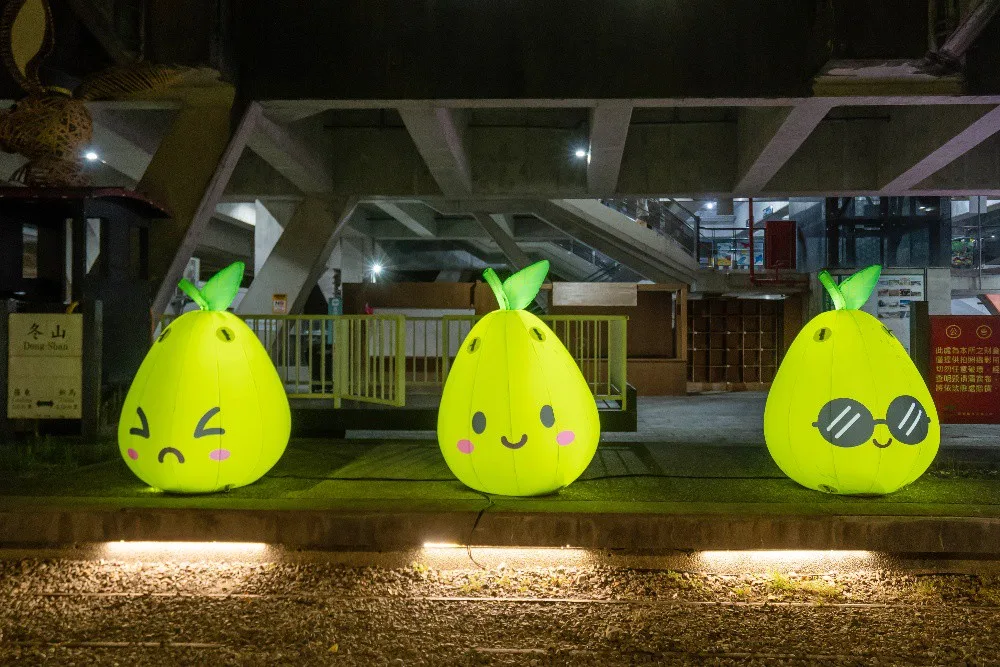 柚子三兄弟晚間點燈時巨大可愛。冬山鄉公所提供