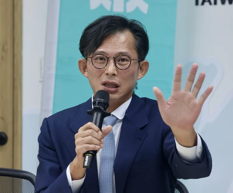 民眾黨主席黃國昌培養跟拍集團事件延燒，黃國昌1日表示，「105號系列碼頭案」從頭到尾就是吹哨者協會調查完成並與菱傳媒合作，他查案子是不分顏色的。中央社