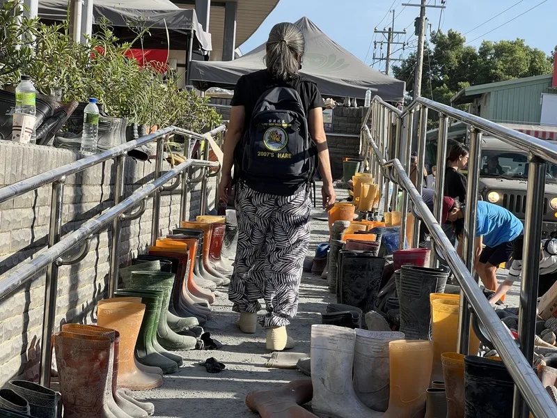 馬太鞍溪堰塞湖溢流重創光復鄉,1日光復火車站繼續有志工湧入,火車站旁有離開志工留下的各種型號雨鞋供後來者使用。中央社