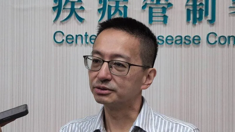 衛福部疾管署長羅一鈞(圖)1日提醒,肌肉過度使用恐造成橫紋肌溶解,提醒鏟子超人注意喝水休息。中央社