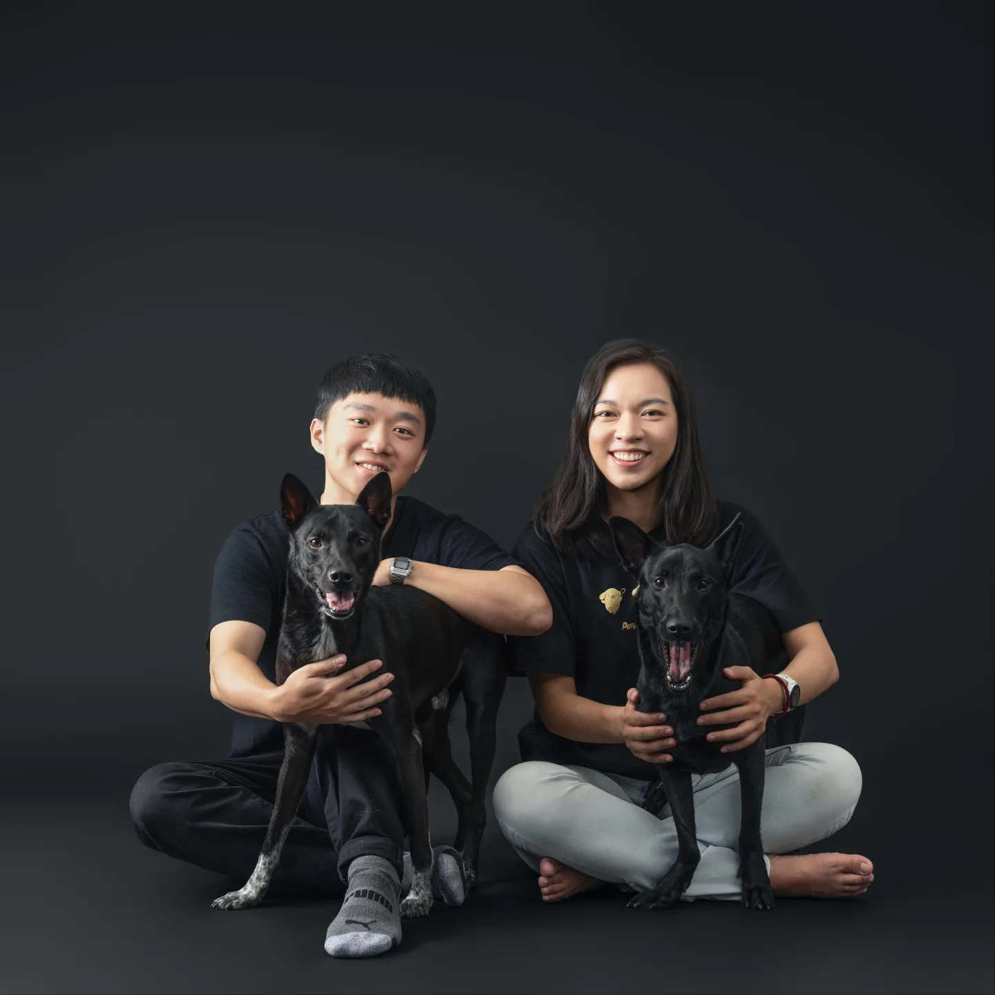 高雄市動物保護處徵求30組黑狗家庭「回娘家」拍攝宣傳照。高雄動保處提供