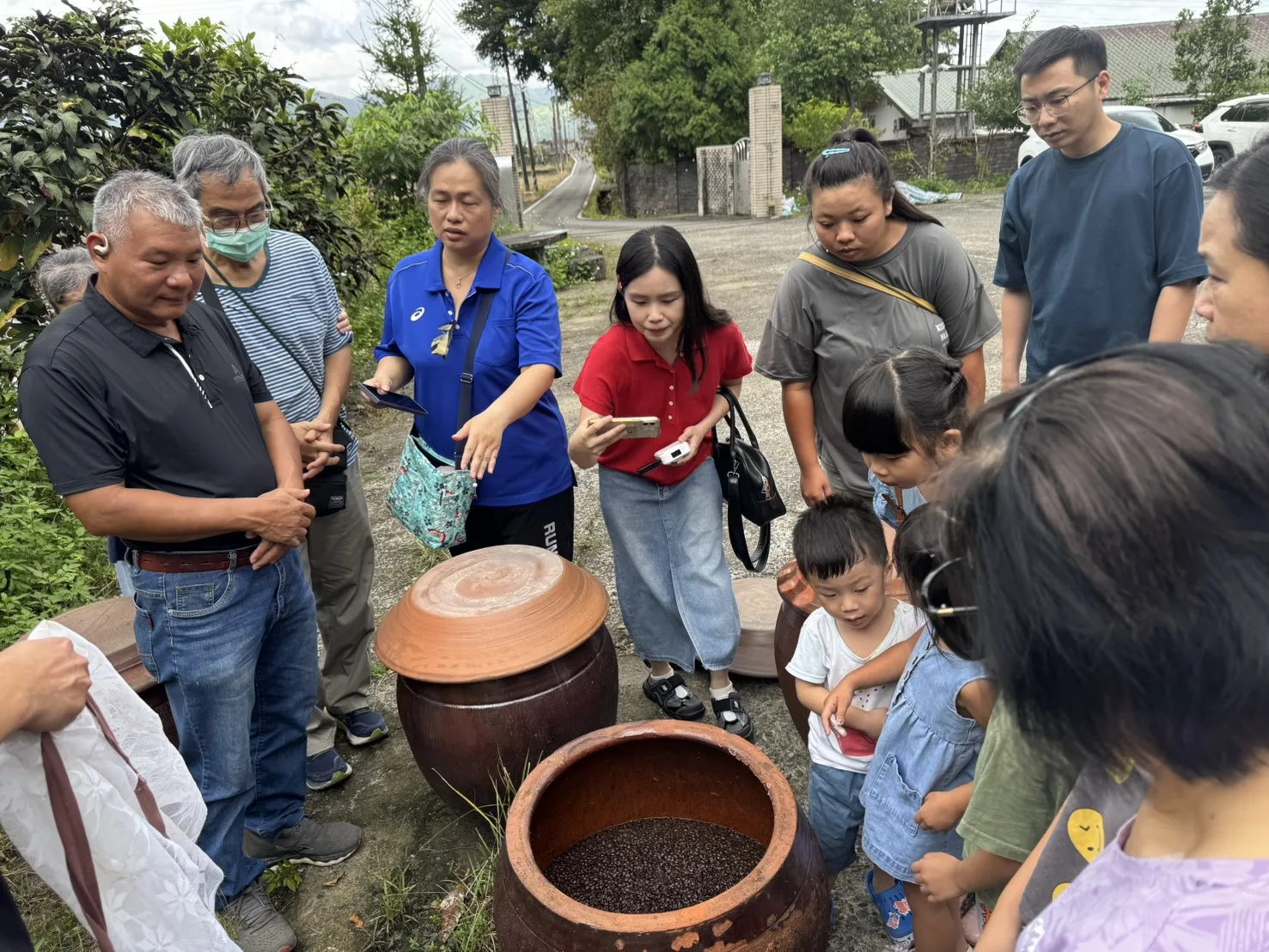大家一起參觀醬油製造過程。鄧采妍提供