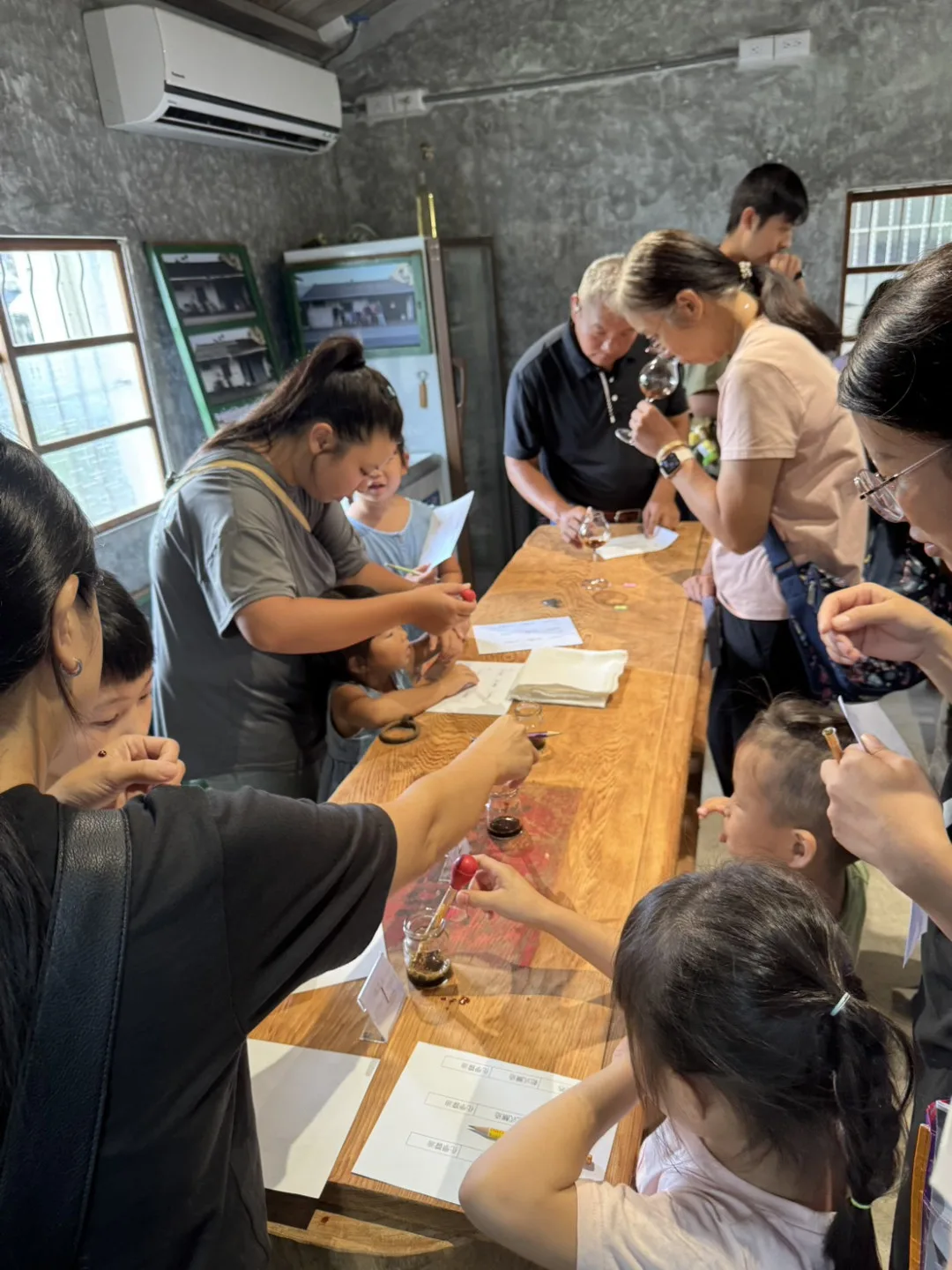 大朋友小朋友在課程中討論何種是濕式熟成醬油。鄧采妍提供