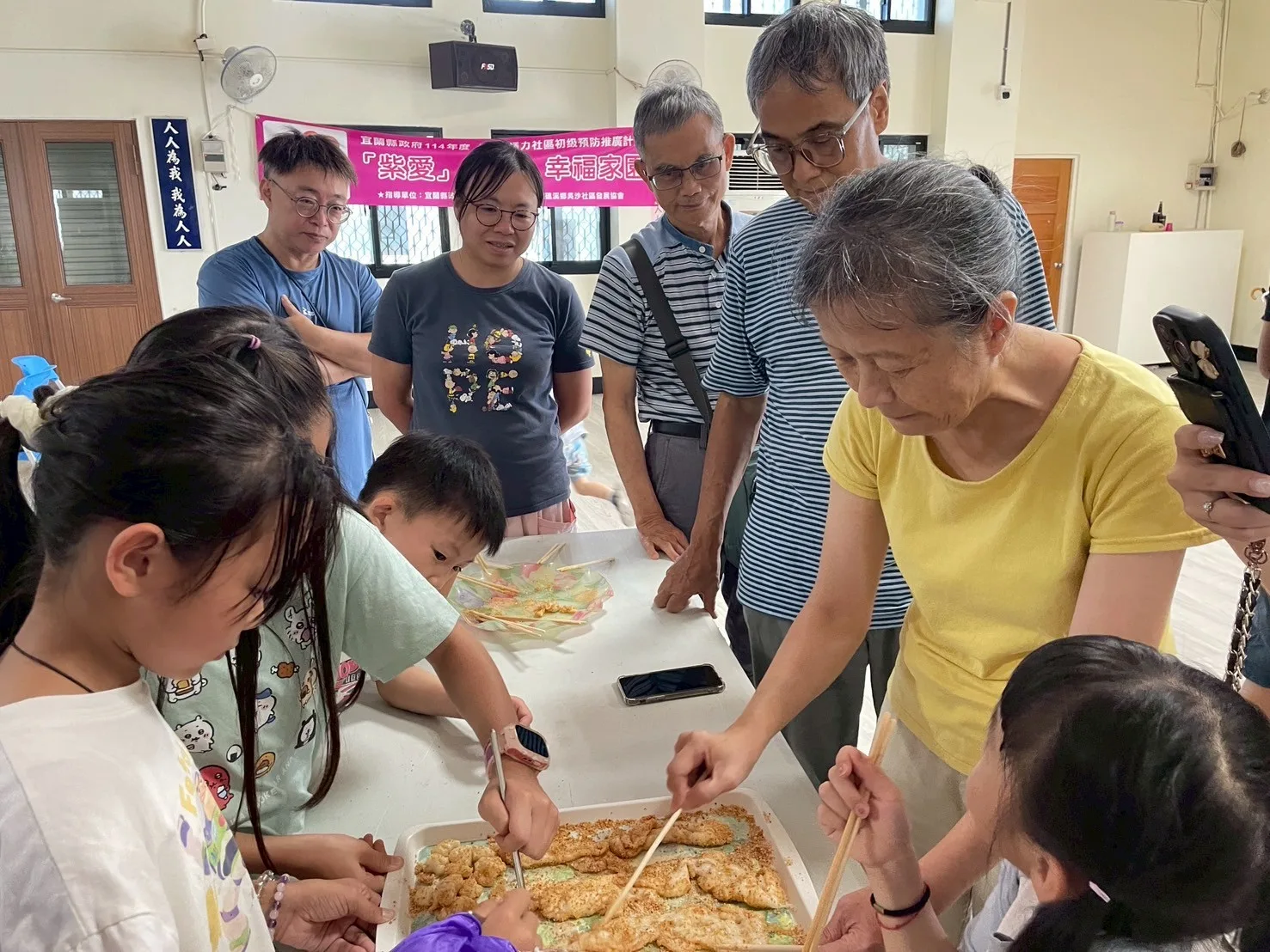 大家練習如何斷粢粑。鄧采妍提供