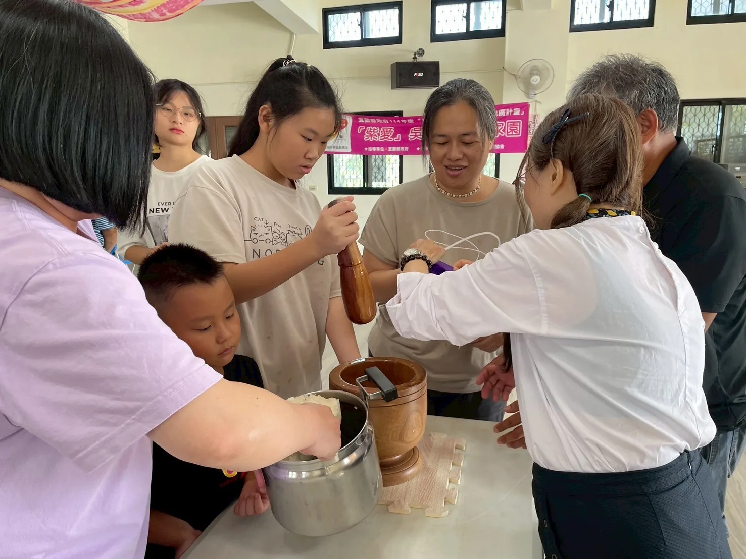 大家練習如何打粢粑。鄧采妍提供